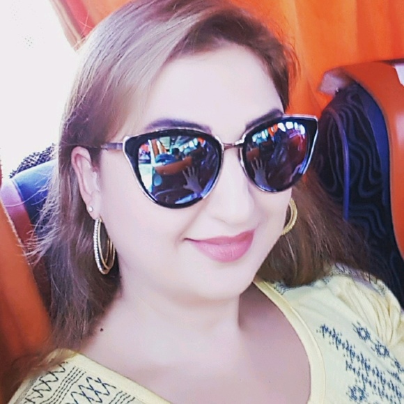 Meet your Posher, Halah - Picture 1 of 1